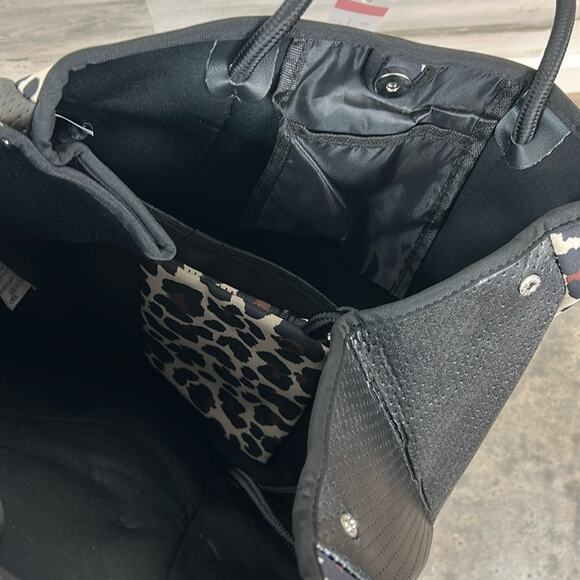 NWT - Neoprene Leopard Print All Purpose Bag - Picture 4 of 8
